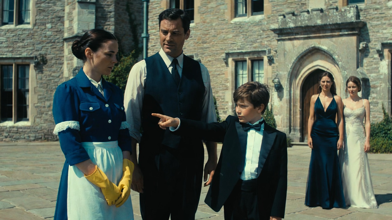 „Kényszerítették, hogy válasszon anyát öt milliomos nő közül… de amikor a fiú a szerény takarítónőre mutatott, felfedett egy igazságot, amitől apja szóhoz sem jutott.” 💔👀