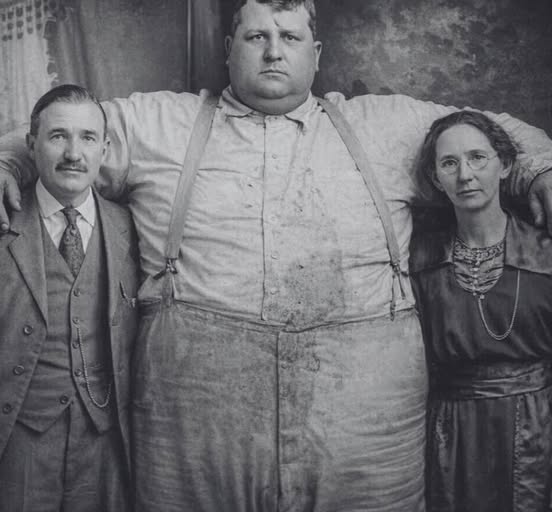 331 kilót nyomott, fegyver nélkül szolgált városi marsallként, és egyszer puszta kézzel tolt ki egy lángoló széfet a tűzből. De a texasi Farmersville-ben egyetlen dolog miatt emlékeznek rá mindenekelőtt: a szívéért.