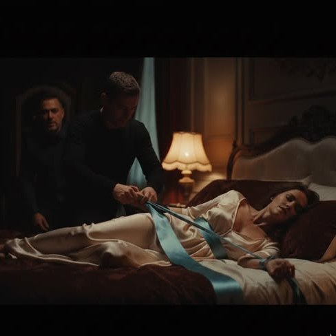 Apa, ki az a férfi, aki mindig vörös ruhával dörzsöli anya testét, amikor elalszol? Nyolcéves lányom törte meg a csendet azon a reggelen, amikor elvittem az iskolába.