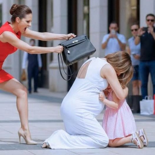 Nyolc hónapos terhes koromban beugrottam egy medencébe, hogy megmentsek egy fuldokló hatéves kislányt. Amikor Emma végül fellélegzett, az anyja felkiáltott: „Ne nyúlj a lányomhoz – beperelem!” A videó elterjedt… és az életem is.