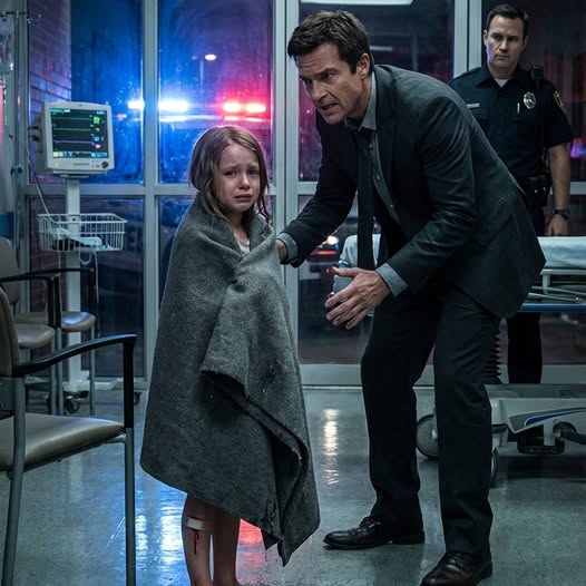 A lányom sírva hívta: “Apa…. A kórházban vagyok. Derek bácsi lökött le a mólóról… De azt mondja nekik, hogy elcsúsztam. A rendőrség hisz neki! Amikor megérkeztem, …