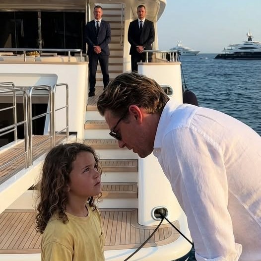 Elit társai a tengeren tervezgették a halálát, de a lány, akit megvetett, volt az egyetlen, aki látta az árulást, amit a pénz elrejtett.