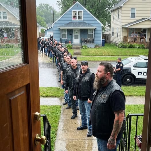 Negyven motoros állt tökéletesen mozdulatlanul a szakadó esőben egy apró kék ház előtt a Linden Streeten – se bőgő motor, se kiabálás –, és a háztömb minden szomszédja azt hitte, valami rossz fog történni.