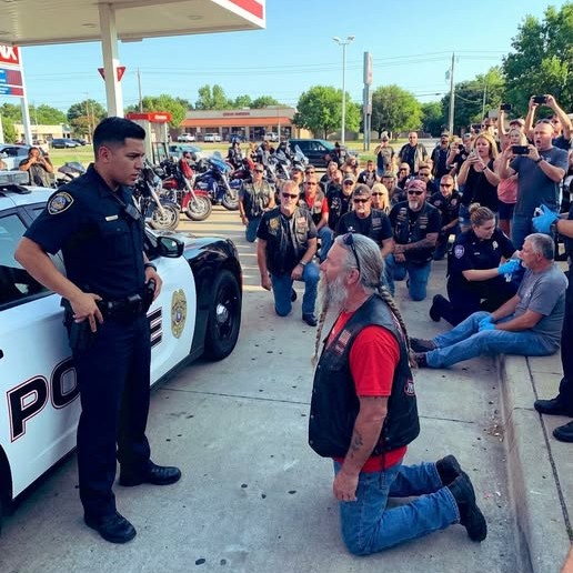 Egy csendes ohiói délutánon tankoltam, amikor harminc bőrmellényes motoros hirtelen térdre esett egy fiatal rendőr előtt, és egy rémisztő pillanatra azt hittem, egy nyilvános megaláztatás erőszakos fordulatát fogjuk látni.