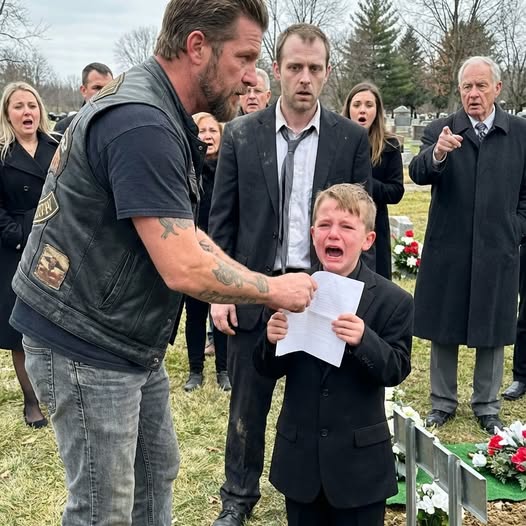 Kitépte a levelet a fiú kezéből az anyja sírjánál, és azt mondta: „Ezt nem teheted.” A gyerek felsikoltott – és mindenki, aki nézte, azt hitte, kegyetlenségnek van szemtanúja.