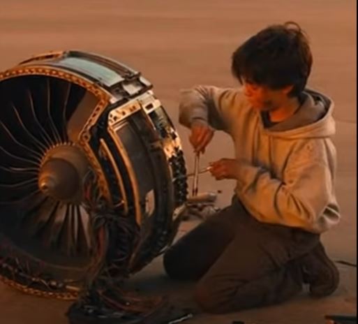 A kifutó csodagyereke: egy rongyos fiú megjavított egy „javíthatatlan” repülőgépmotort, és sokkos állapotban hagyta el az egész repteret 😮