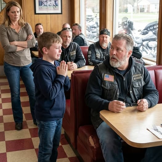 Amikor egy étterem vezetője nyilvánosan megszégyenített egy tizenkét éves fiút, amiért egyetlen pohár vizet majdnem egy órára nyújtott, és kiküldte, egy kopott bőrruhás, csendes motoros lépett be, leült a fiúval szemben, és a mellénye alá csúsztatta a kezét, éppen akkor, amikor a motorok elkezdtek körözni az épület körül, egy olyan kijelentést téve, amit senki sem hagyhatott figyelmen kívül.