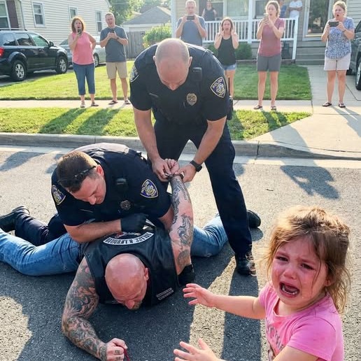 „Arccal lefelé csapták a motorost az aszfaltra, pont a síró kislány elé – de ahelyett, hogy könyörgött volna nekik, hogy álljanak meg, felsikoltott valamit, amitől még a rendőrök is megtorpantak – mit tudott ő, amit senki más nem?”