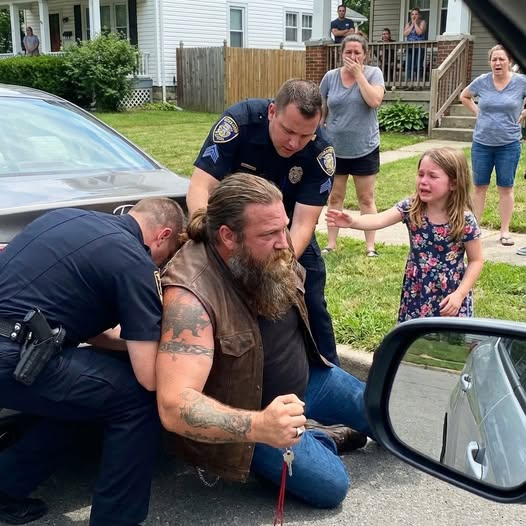 „Olyan erővel kényszerítették a motorost a földre, hogy az arca a járdát súrolta, a kislány mégsem könyörgött nekik, hogy álljanak meg – olyan mondatot üvöltött, amitől az egyik rendőr megdermedt – mit tudhat egy gyerek?”