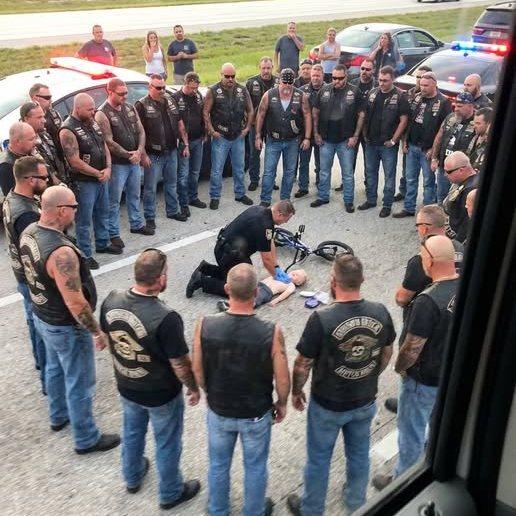 Amikor a közlekedési kamerák negyven motorost kaptak, akik élő falat alkottak egy aszfalton térdelő rendőr körül, a legtöbb sofőr azt feltételezte, hogy másodpercek választják el őket attól, hogy valami erőszakos eseménynek legyenek szemtanúi.