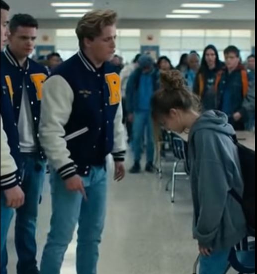 Még mindig érzem az égő csípést az arcomon és a vér rézízét a számban. A milliárdos fia szó szerint szemétként kezelt az egész iskola előtt, azt várva, hogy összetörök. Láthatatlannak kellett volna maradnom, de végül összetörtem. Most az életem egy célpont.