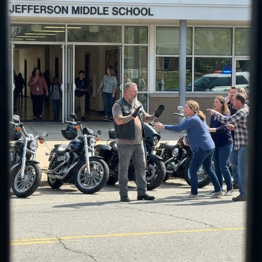 „Az iskola ajtaja előtt álltam, miközben a szülők rám ordítottak, hogy menjek el. Az egyik apa meglökte a vállamat, és azt kiabálta: »Ha a gyerekem megsérül miattad…!« De a bent lévő gyerek nem az volt, akiért aggódniuk kellett volna.”