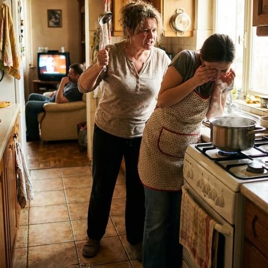 🚨😳 Épp levest főztem, amikor az anyósom megütött egy kanállal… és a férjem nem tett semmit.