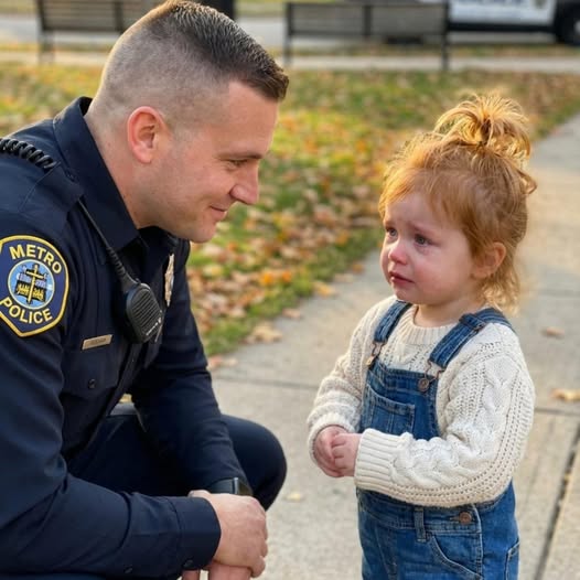 „Egy kislány besétált a rendőrségre, hogy beismerjen egy súlyos bűncselekményt — de amit mondott, teljesen sokkolta a rendőrt. 😨😲”