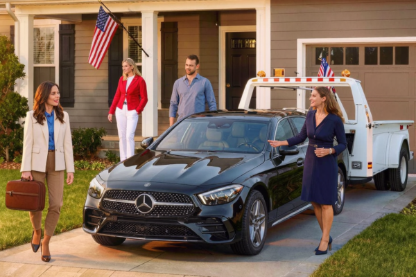 Sono tornato a casa da un viaggio di lavoro di tre giorni a Chicago e ho scoperto che la mia Mercedes da 70.000 dollari mancava. Mia suocera ha detto: “Tutta la famiglia ha votato, e ora appartiene a Chloe!” Ho guardato mio marito e ho chiesto: “Anche tu sei d’accordo?” Rimase in silenzio, i suoi occhi evitavano i miei come un bambino che era stato appena colto in flagrante. Cinque ore dopo, Chloe rimase a guardare la sua “nuova auto” che veniva rimorchiata, perché la verità era che quell’auto era…