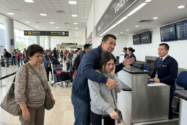 MIA SUOCERA MI HA SCHIAFFEGGIATO DAVANTI ALLA BIGLIETTERIA DELL’AEROPORTO DI CITTÀ DEL MESSICO. MIO MARITO MI HA TIRATO PER METTERMI DIETRO DI LUI, FINGENDO DI SCUSARSI CON L’IMPIEGATA COME SE MI STESSE PROTEGGENDO DALLA VERGOGNA. MA QUANDO L’AGENTE DI SICUREZZA HA SCANSIONATO IL SUO PASSAPORTO, LA MACCHINA HA SEGNATO L’ALLERTA ROSSA… E IL SUO SORRISO È SCOMPARSO ALL’ISTANTE.
